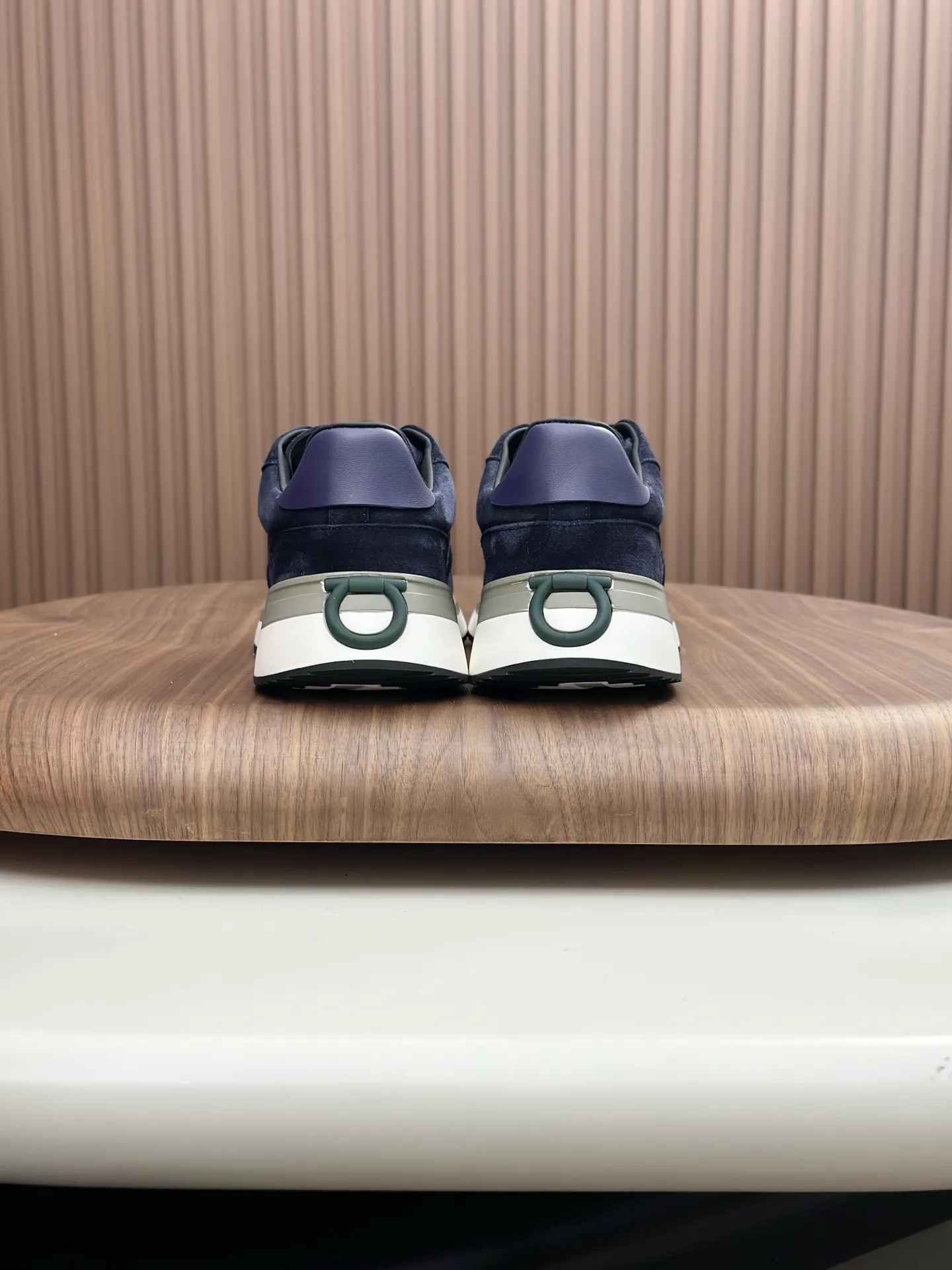 [Ferragamo] Top P: 820💰 Number of yards: 39~44 (38.45 custom-made, non-refundable) Top purchasing agent 🇮🇹 Ferragamo men's casual shoes series, the counter sells the original configuration at the same time, Italian imported cowhide fabric, high-quality splicing technology, imported water-dyed cow lining , Soles: Original foam soles are specially provided by the original factory, and the original factory follows the order. 🔍High quality can be entered and exited the counter at will. Welcome to compare and synchronize with the counter.